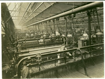 Impostazione della ciniglia, fabbrica di tappeti, 1923 da English Photographer